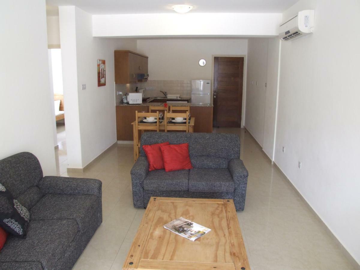 2 Bedroom Poolside E9 Apartman
